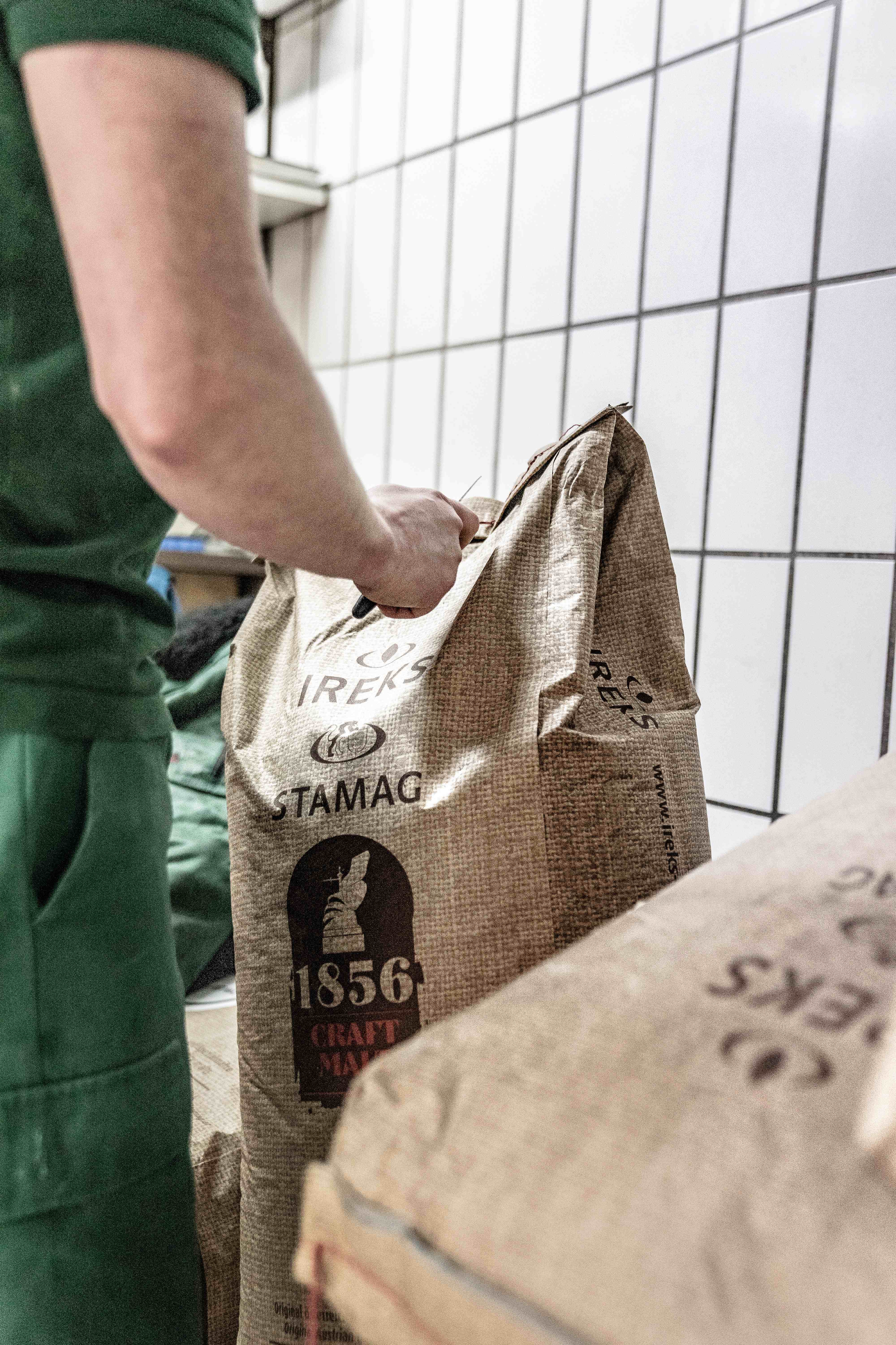 Braumeister bei der Arbeit im Fischerbräu