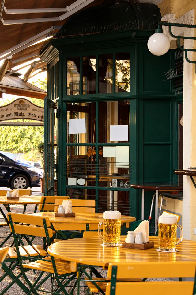 Ein Platz vor dem Gasthaus